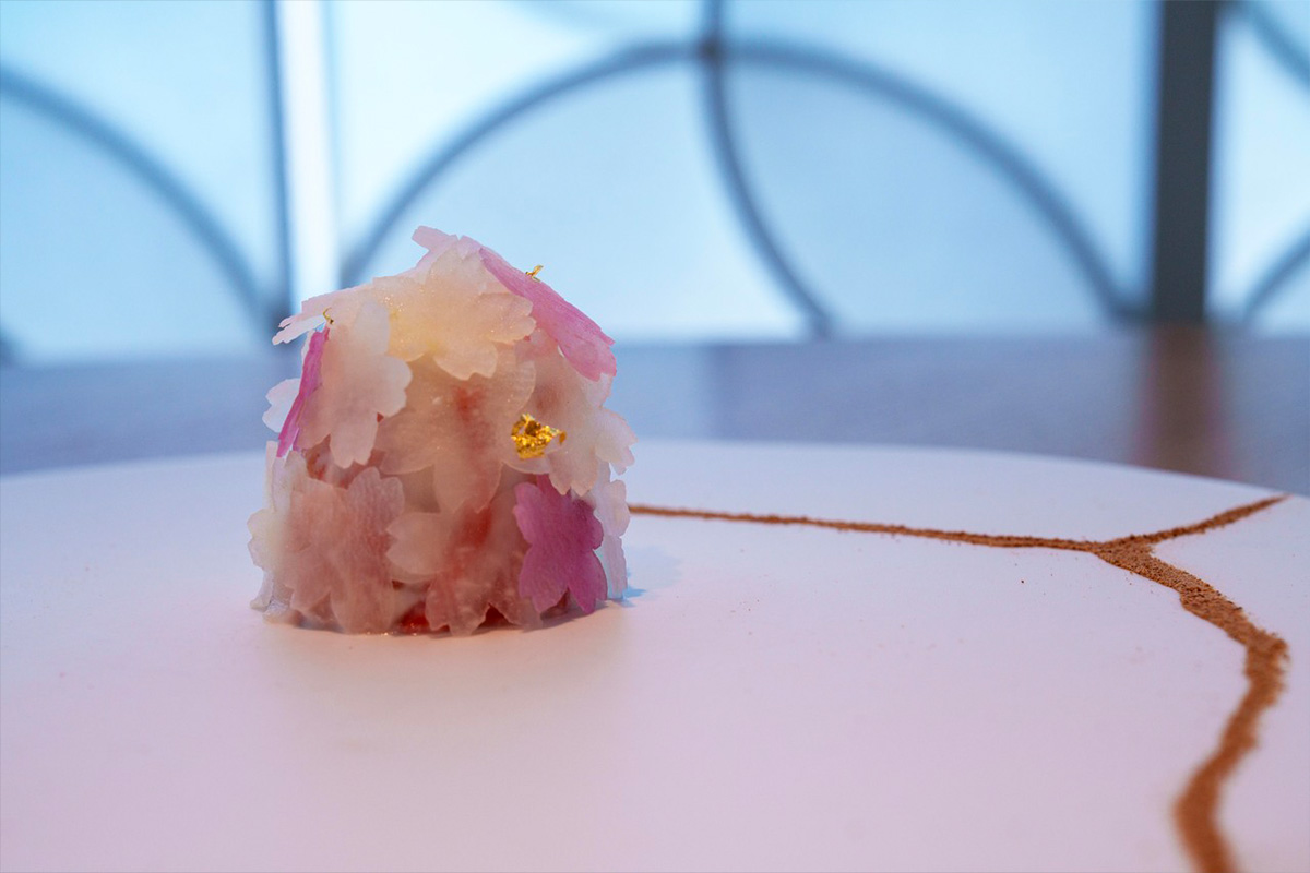 桜をイメージした県産鮮魚の瞬間スモークとカブのババロワ